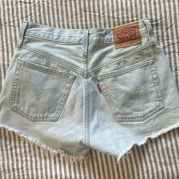 LEVI'S WOMEN'S 501 LIGHT WASH HIGH RISE OJAI LAKE ORIGINAL DENIM SHORTS - Picture 4 of 4